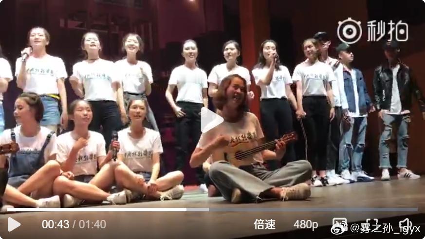 #郭宇欣[超话]##向全世界安利郭宇欣# 2017.9.8小郭的大学入学军训结束。晚7点，学院在露天剧场举行了“2017级新生军训联欢”。他们班唱了一首《小手拉大手》【后面的毕业视频也是用的这一首歌，有始有终阿。】小郭站在后排最靠右【这个位置最像我当年读书的位置】，这个视频里只扫过了0.几秒。这应该是 ​