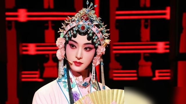 十几天学昆曲，敢在五公舞台反串杜丽娘，唐九洲这波直接把自己逼到了绝路上。水袖一甩，眼神一递，台下全安静了。没人想到一个综艺出身的偶像，能把正旦的身韵拿捏到这个份上。小沈阳和颜安在旁边都成了陪衬。更狠的是，这活儿他是在合宿排练间隙挤时间啃下来的，白天录综艺，晚上抠身段。转头又官宣了陈国辉新片《活久久》
