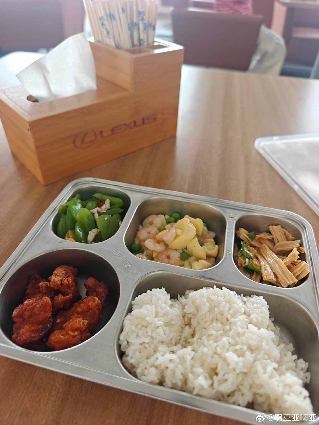 也是吃上雷克萨斯4S店的中饭了。 ​