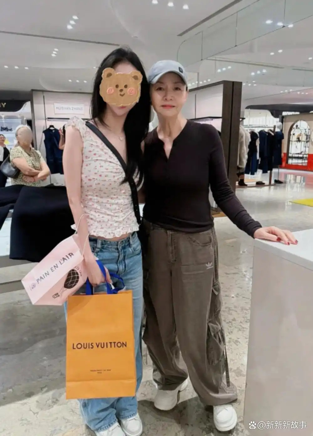 今年已经65岁的宋丹丹，最近被曝悄悄做了财产公证，手里攥着12个小目标的她，每个月还在给儿子家打80万 ​