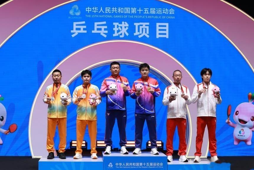 #樊振东入选福布斯最具影响力华人精英# 10月26日，2026福布斯中国最具影响力华人精英百人名单公布，乒乓球运动员樊振东入选。他是乒坛第三位 “超级全满贯” 得主，留洋赛季助力俱乐部拿下三冠，也是首位获评德甲最佳球员的中国选手。赵心童、郑钦文等运动员同样上榜。以热爱奔赴赛场，用实力传递华人 ​