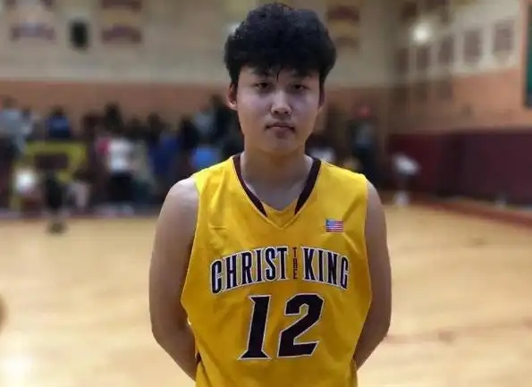 赴美苦练多年、眼看就要踏上NCAA一级赛场的21岁中国男篮新星，近日却在机场被美国ICE当场带走并拘留，直接面临离境危机！没有任何违法前科，前途大好的他为何会突然被系统判定“违规”？
 
年仅21岁、身高两米零六的中国男篮旅美小将庞清方，好不容易拿到密西西比河谷州立大学的奖学金，眼瞅着11月就要踏上