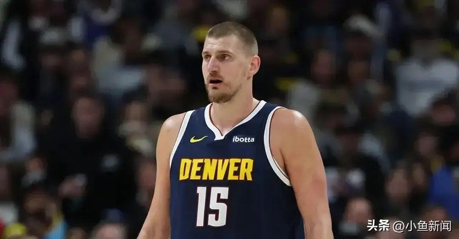 约基奇拒签2.78亿再等一年！明夏锁定5年3.6亿NBA最大合同，掘金薪资要爆了，冠军还够钱争吗
约基奇今年夏天本来有资格签一份4年2.78亿美元的提前续约合同，但他没有签。
这不是对掘金不满，而是一套精确到年的财务计算。等到明年夏天拒绝执行2027-28赛季价值6284万美元的球员选项，成为完全自