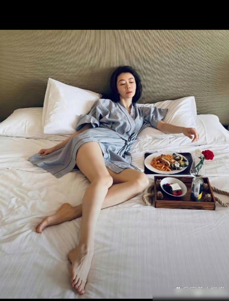 九个男人排队洗澡要四个半小时，她愣是没松口让出那间单人房。
综艺里分房，徐志胜把话都递到嘴边了，说这房间在男生通铺最里头，进出得穿过九个男人的私人地界儿，回头九个人共用一个卫生间。方媛就一句，我半夜不出来。然后沉默，耗着，直到对方说先试一天，她才勉强点头。
事后她发长文，重新定义配得感。
有意