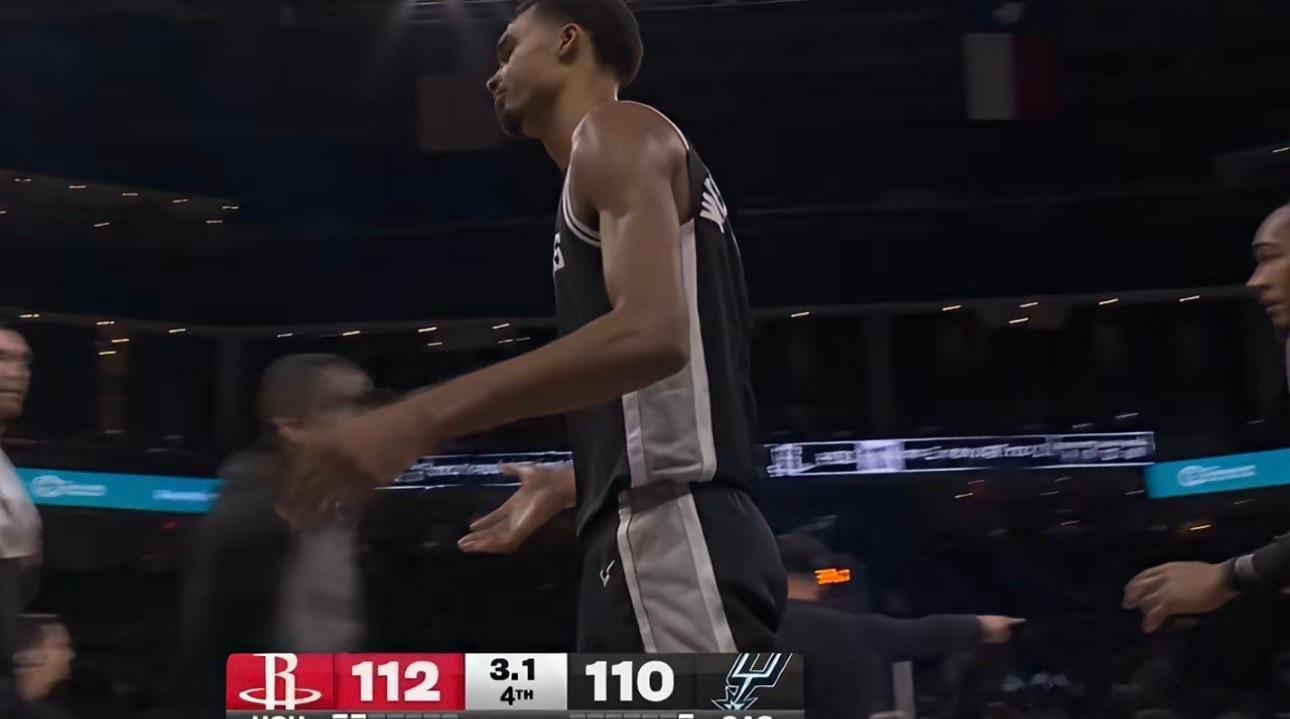 文班亚马真是被主教练米奇气坏了！
NBA常规赛马刺VS火箭最后5秒，马刺110:112仅落后火箭2分，文班亚马在收下篮板球后看了一眼米奇，在没有得到暂停的眼神后快速推进，结果没想到在比赛还剩3.1秒时裁判吹停比赛，示意马刺叫出暂停，
此时文班亚马已经投中了超远三分，
结果此球无效。
​可以说，在如此 ​