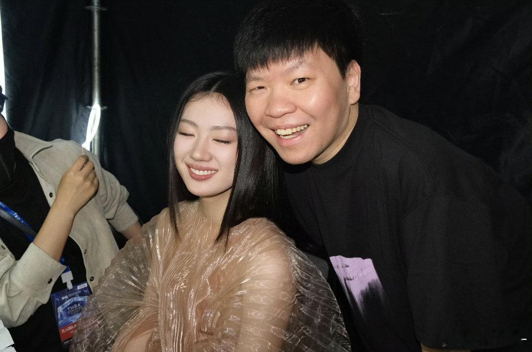 #单依纯[超话]# 因为经常熬夜  我的肝好像不太好  你可以叫我小心肝吗​