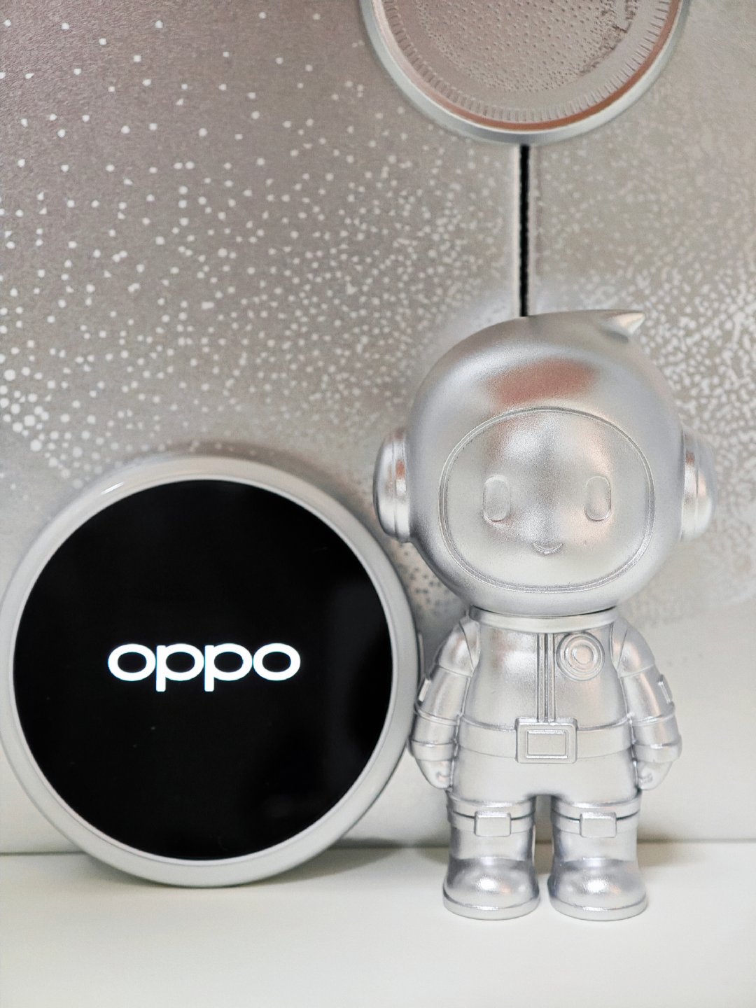 OPPO && 一加中秋礼盒，小欧手办和OPPO Bubble。[馋嘴][馋嘴]

OPPO和一加整合资源完成，全力打造全能旗舰和性能旗舰双产线，新形态/产品力加速提升。[不愧是你][不愧是你]

#新品驾到##oppo find x10##智慧皮卡丘[超话]# ​