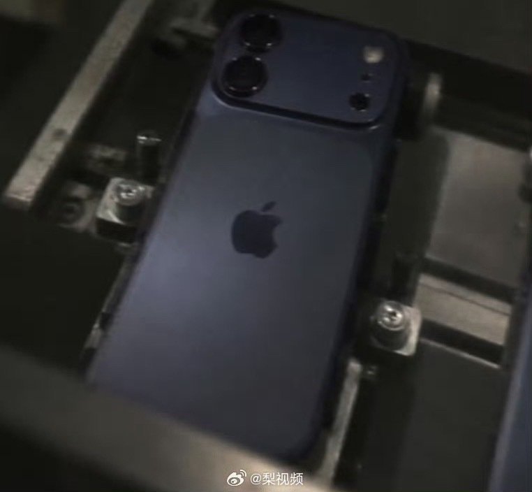 #iPhone18外观曝光# 嗯？就少了一个摄像头么，那买Pro的不成了真正的大韭菜盒子了，不过敢拍敢发爆料人真的不怕追责么[泪奔] ​