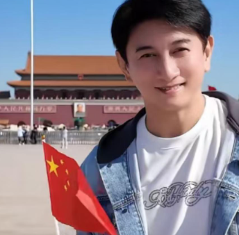 一条留言与一句回复,近日，演员吴奇隆被曝因国庆期间手举国旗，遭中国台湾地区相关机构取消活动，相关话题冲上热搜。消息传开以后，他的评论区里出现了这样一条留言，写得很短，只有一行。
那条留言说的是：想来赚钱就好好的坚持住这个立场。吴奇隆没有绕开，也没有多说，回复只有一句：不赚钱也是这个立场。留言里出现的