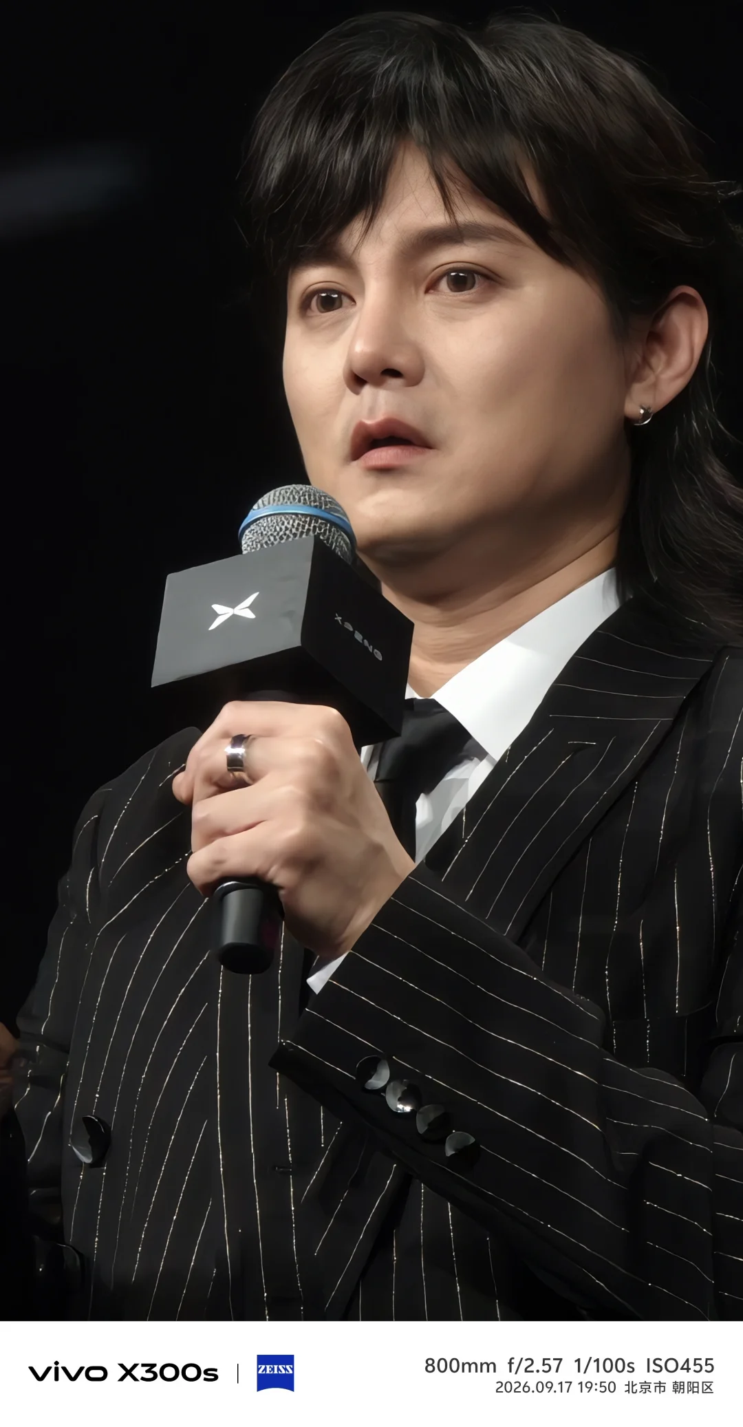 尹正亮相小鹏G9L发布会，现场直言G9L就是“西装暴徒”！看着大，开着小，大车也