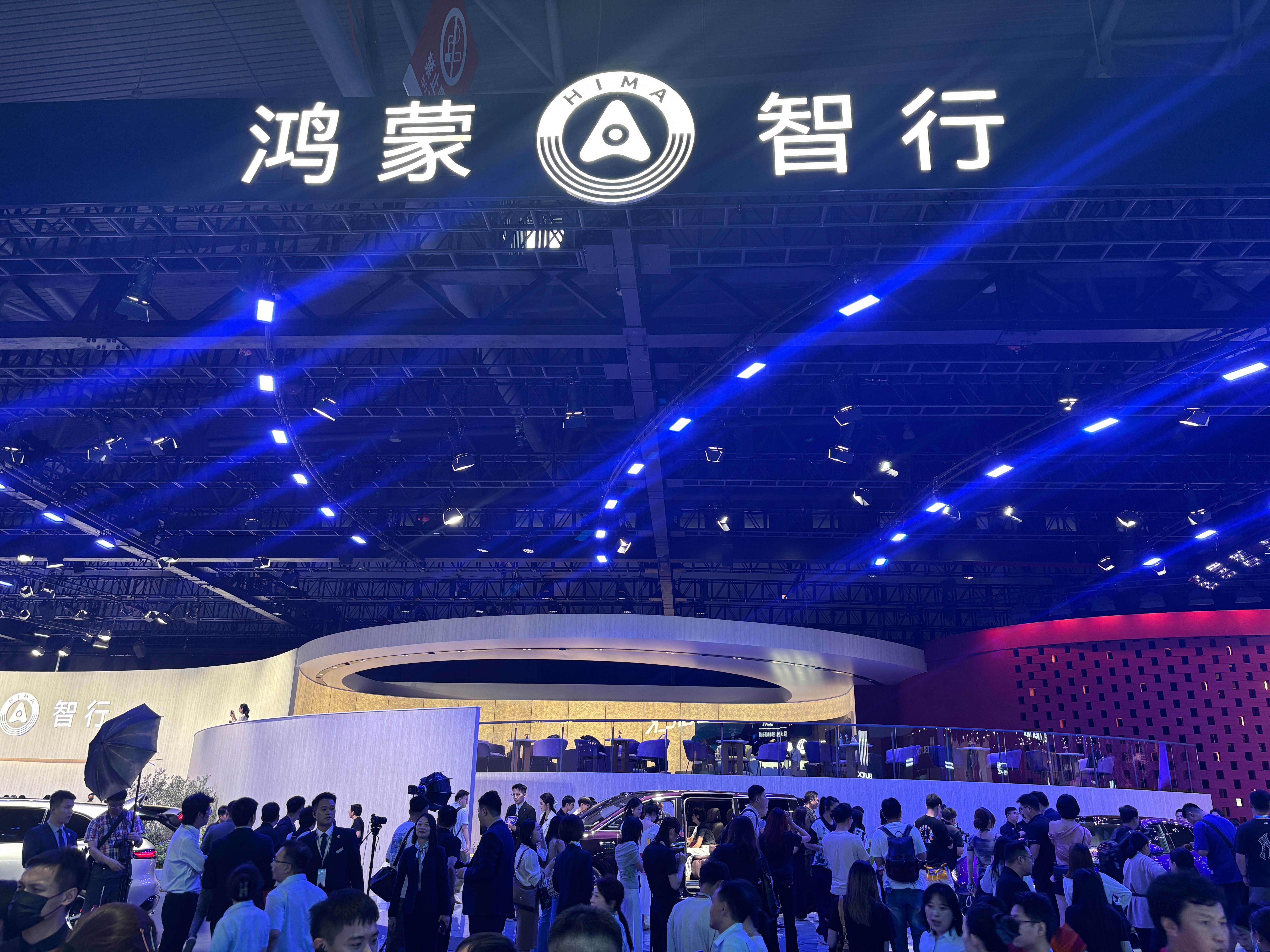 今天逛成都车展，鸿蒙智行展台重点看了问界M6。

接近5米车长、2950mm轴距，大五座空间够实用；实车姿态比图片更运动，不是传统家用SUV那种四平八稳的感觉。

更关键的是23.98万起就给双电机四驱、途灵底盘，华为乾崑智驾ADS 5和896线激光雷达也没缺席。说白了，它没有只拿智驾做卖点，而是把动力、底 ​
