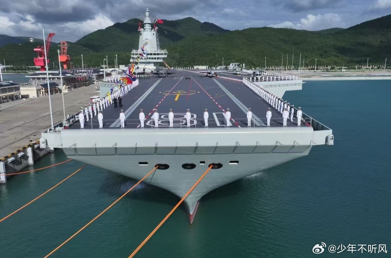 巨舰静泊，锋芒内敛；
驰骋深蓝，护我海晏河清🇨🇳
 
#福建舰##海军[超话]# ​