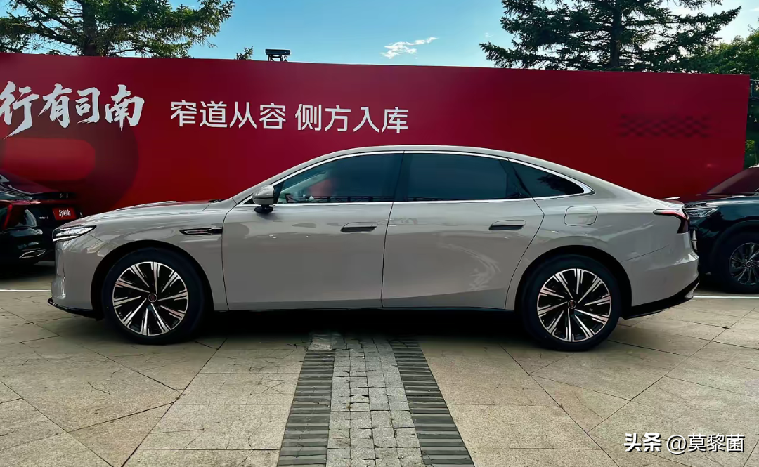 为什么很多大老板都喜欢开红旗车？
稳重、性能好，开出去有面子！可以说这就是红旗车的优点！

最近，我在2026成都国际车展上就发现了这么一款红旗H7，真是满足了我梦中情车得所有要求，首先是性价比，这种价格买到这种品质的车真是太实惠了！此外这车的动力系统、智驾系统也是一绝，这红旗H7真是一辆不可多得的