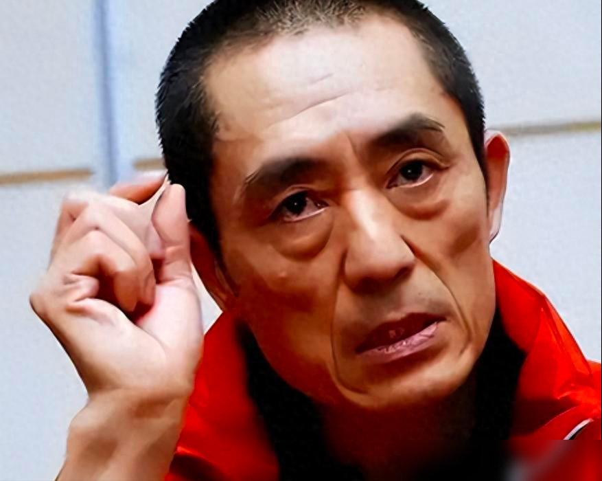 76岁的张艺谋被拍到上下台阶要人搀扶，话筒都拿不稳。就在全网心疼他瘦脱相的时候，陈婷把微博认证改了，从张艺谋妻子变成谦年影业制片人·教育实践者。
一堆人炸了，说这是要切割，同享福不共苦。但你扒开看，她2022年冬奥结束就取消过一次，工作室当时说是防重名代申请。这几年《惊蛰无声》她挂制片人，三个孩子