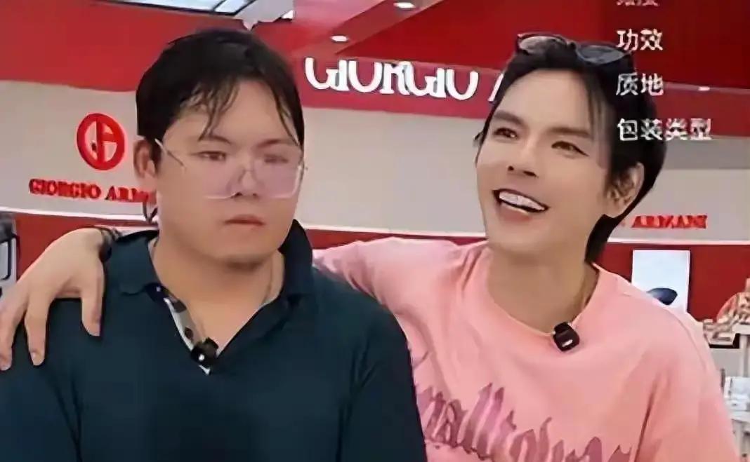 向佐费尽心思把亲弟弟向佑拉进直播间，结果折腾了半个月不到，彻底没了水花。
同样是一个娘胎里出来的亲兄弟，向佐在镜头前拼命搞怪、练功夫、吃流量饭，向佑却连露个脸都显得心不在焉。
做网红这碗饭，真不是顶着豪门光环就能躺赢的。向佐想带他分一杯羹，可向佑既不想钻研直播套路，也没那个耐性熬时长。之前试着去