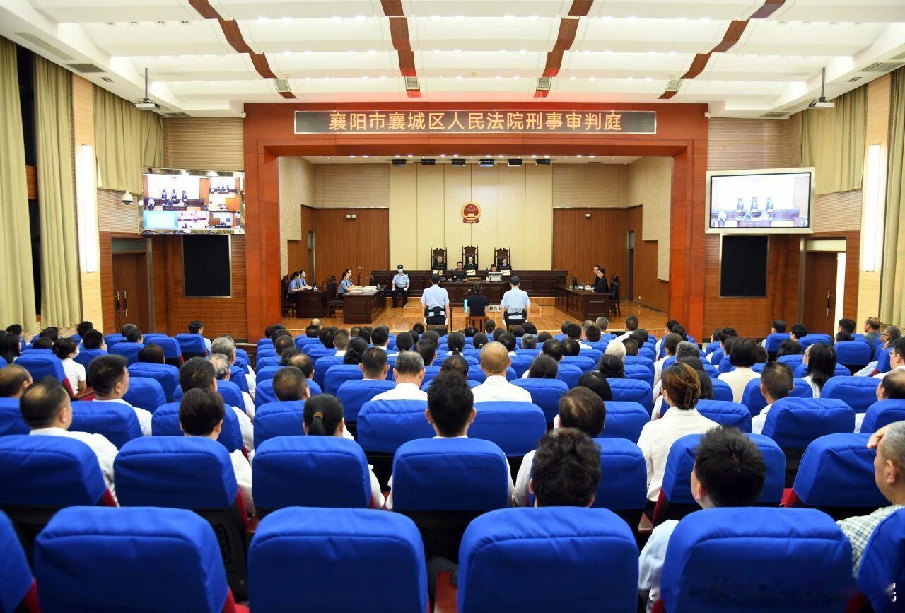 #鄂检新闻#【从“讲台”到“被告席”，只隔着一道底线】近日，襄阳市襄城区人民检察院起诉的一起贪污、洗钱关联刑事案件公开开庭，法检“两长”同时出庭，200余名干部坐进旁听席。该院党组书记、代理检察长何琳出庭支持公诉，法院党组书记、代理院长程文辉担任审判长；17家市直单位200余名干部职工现场 ​