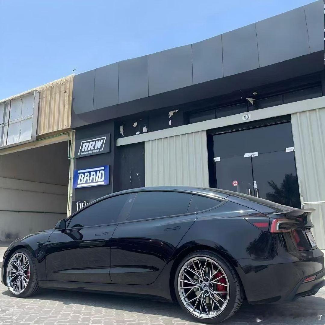 #轮毂改装 ##特斯拉model3# 改装HRE FF28 银色20寸 
现货在仓 model 3/Y/3P数据可用 ​
