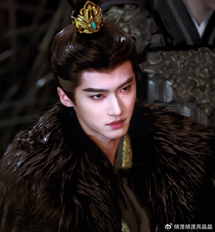 《嫁金钗》开播后，比田曦薇演技争议更先一步炸锅的，是男主的“档次”。很多网友第一反应都是：田曦薇一人分饰两角杀疯了，怎么给她配了闫桉？爱豆转型、首扛古偶男一，不少人直接盖章“不匹配”。

说实话，这种落差感我能理解。闫桉演陆濯，新婚夜醒来盯着替嫁的魏娆，冷脸甩一句“你不是她”，气场上确实被田曦薇压了