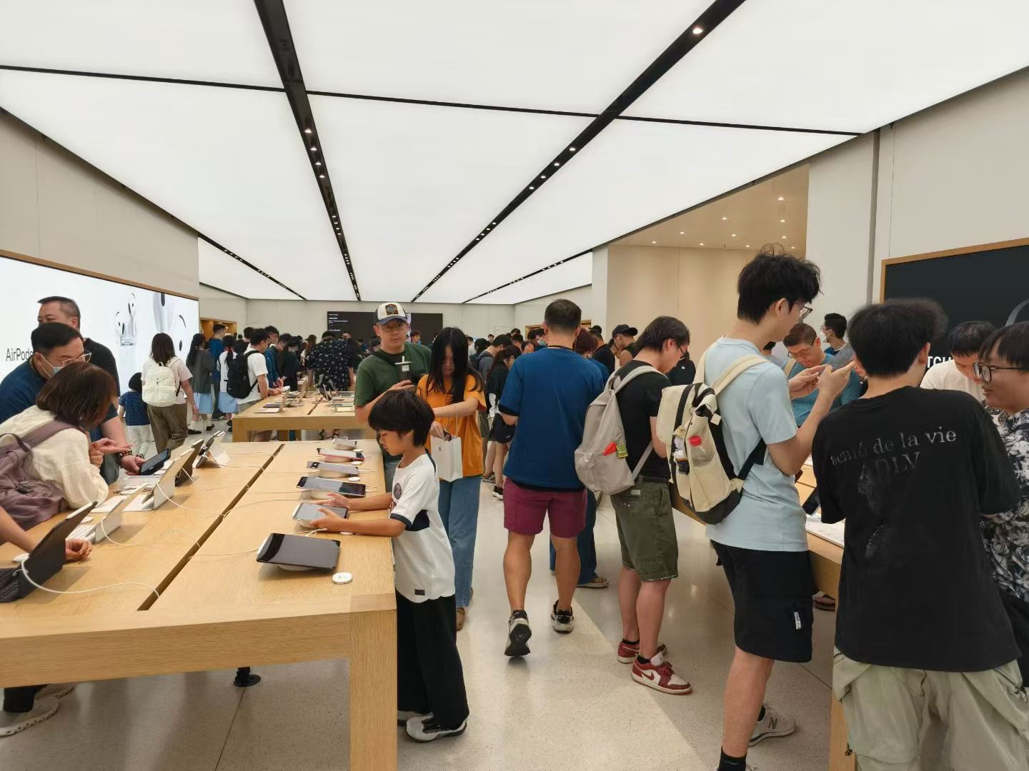 DUO首发日

我也来看看。。。

拿到真机那一瞬间，真的，毫无购买欲望。。。。

[doge][doge][doge]

#iphoneduo美国首发日不卖现货##iphoneduo美国首发日不卖现货##iPhoneDuo早鸟包不退款# ​