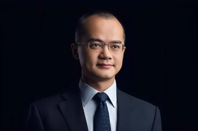 宇树上市，全民狂欢。
都在聊王兴兴和机器人，很少有人注意到一个细节：美团是宇树最大单一外部股东。
王兴这步棋，不只是在投机器人，是在给美团修墙。
AI不是美团的未来，是美团的现在
很多人以为美团就是骑手加商家，劳动密集型平台，AI只是点缀。事实正好反过来。
一个外卖订单从下单到送达，背后几十个算法同