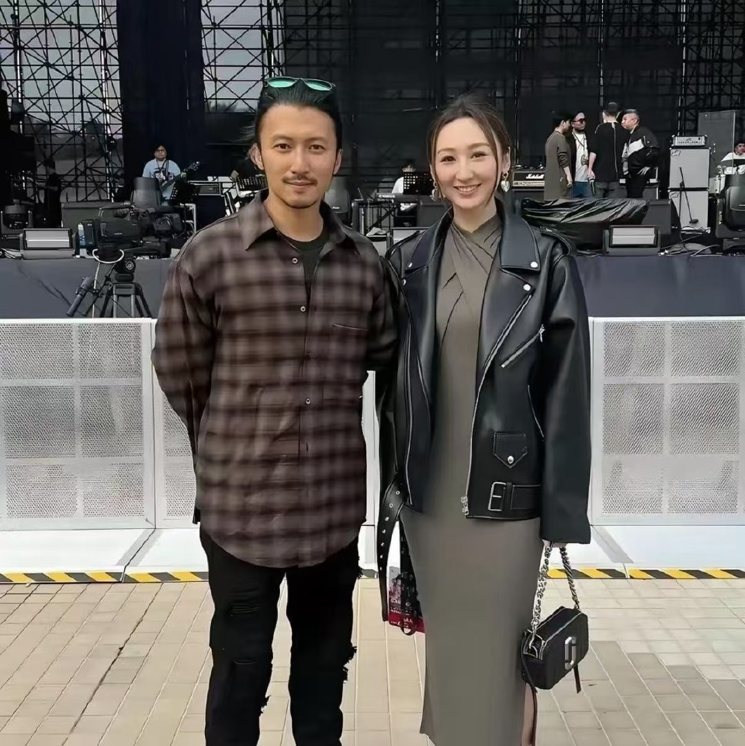 谢霆锋旁边这个美女看着好眼熟，就是叫不出名字来 ​