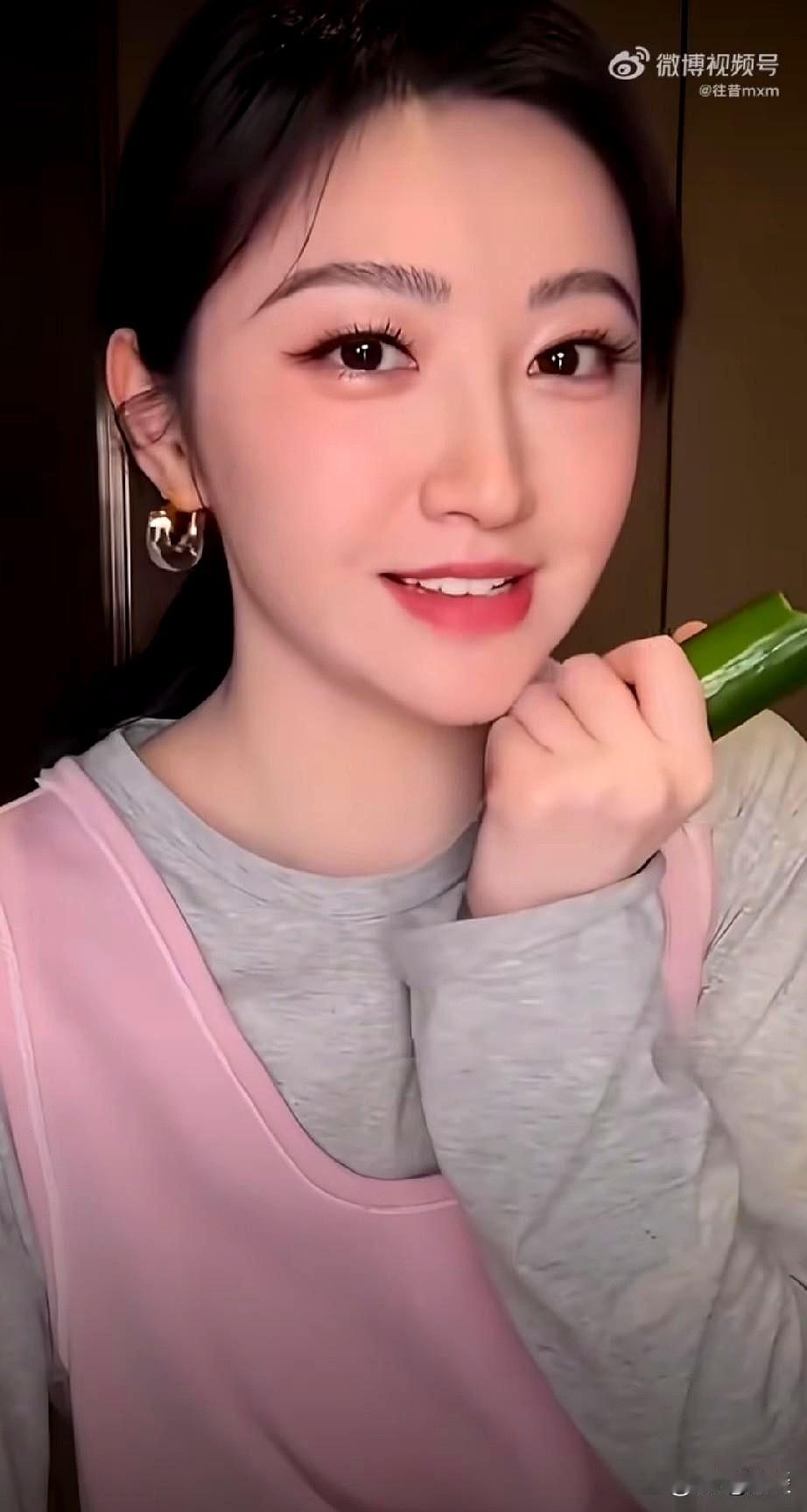 景甜在经历“小作文”风波后首次直播，状态看起来很不错。她聊起杀青后的减肥心得，说自己是个地道的吃货。拍戏时消耗大，为了保证体力，她从不节食，反而会好好吃饭犒劳自己。等戏拍完了，她才会认真减肥，方法就是保证碳水摄入的前提下，连吃五根黄瓜。大家总称赞景甜是“人间富贵花”，这不仅是因为 ​