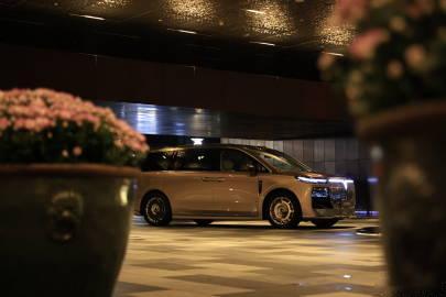 岚图梦想家 9被路人拍到了，作为9系MPV，梦想家9在外观设计上就很尊...