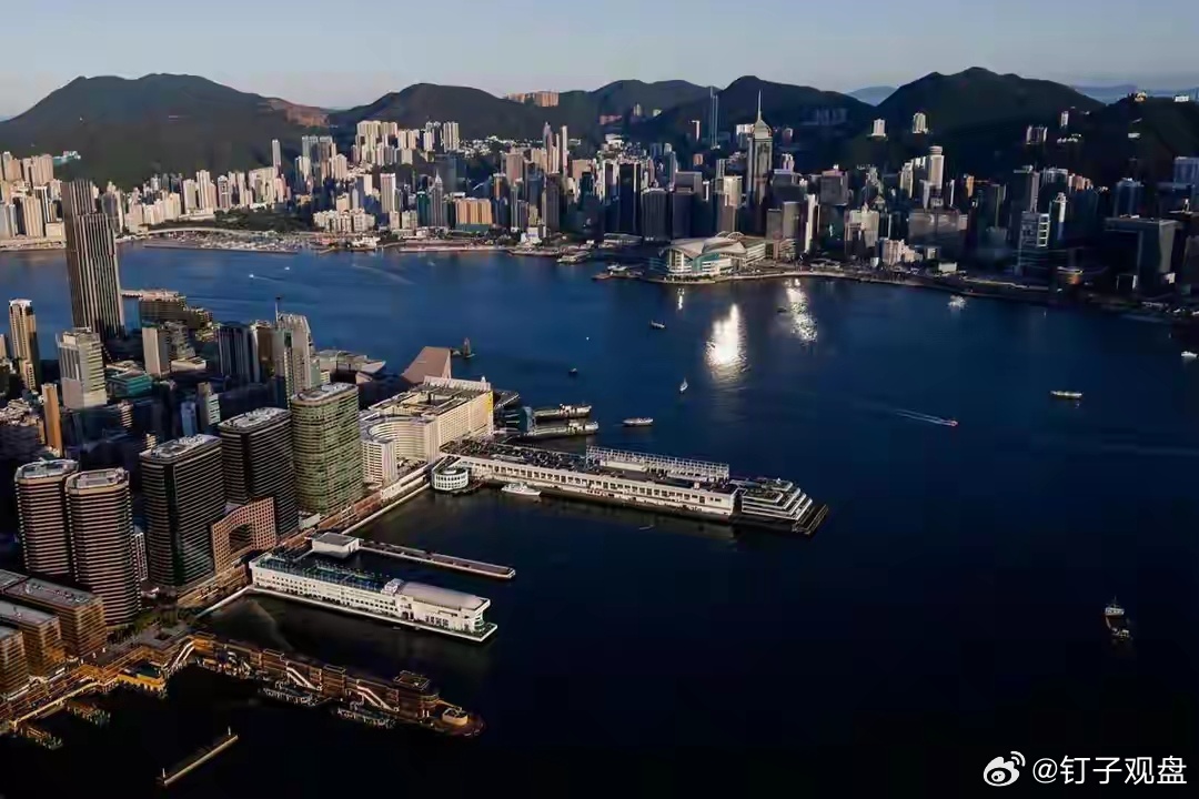 G20会议前，美国掀桌了，通令各国对华施压，华盛顿先拿香港开刀
G20财长和央行行长会议召开前，贝森特公开要求成员重新审视对华贸易条件，甚至考虑增加贸易壁垒。美国对华直接贸易逆差已经下降，他却把压力推向G20，美国财政部又把香港Kameng Trading列入涉伊制裁名单。华盛顿正在尝试把原本由自己承担 ​