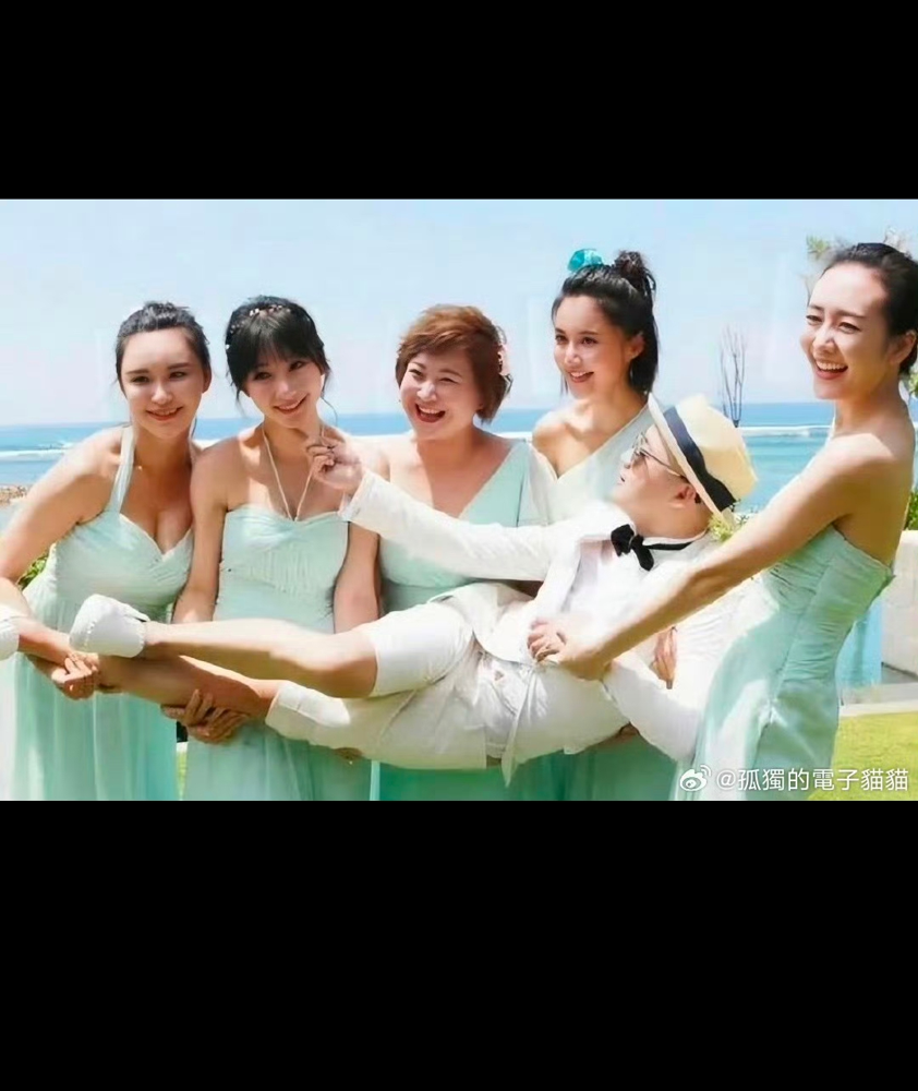 差点被几个大男人当众抬起扔水里，最后竟是险些走光的女孩哭着道了歉。
2016年巴厘岛，包贝尔带伴郎团死拽着穿抹胸裙的柳岩，非往泳池里拖。姑娘吓得尖叫，死死抱住贾玲的腰才没走光。
事后彻底魔幻了。险些受辱的人痛哭道歉，说搅黄了婚礼。带头闹事的男主，撒谎被拆穿后，竟反咬女孩是在借机炒作。
结果受害
