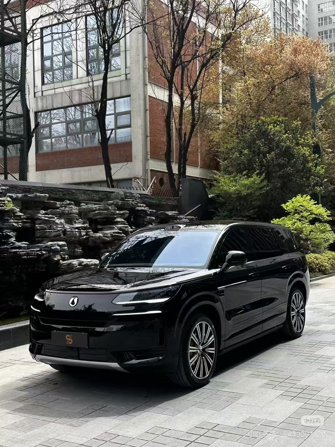 腾势N9，气场是有的，内饰用力过猛
N9 这体型，往那一杵气场拉满，国产大块头里数它板正。但内饰我总感觉堆料堆出了&