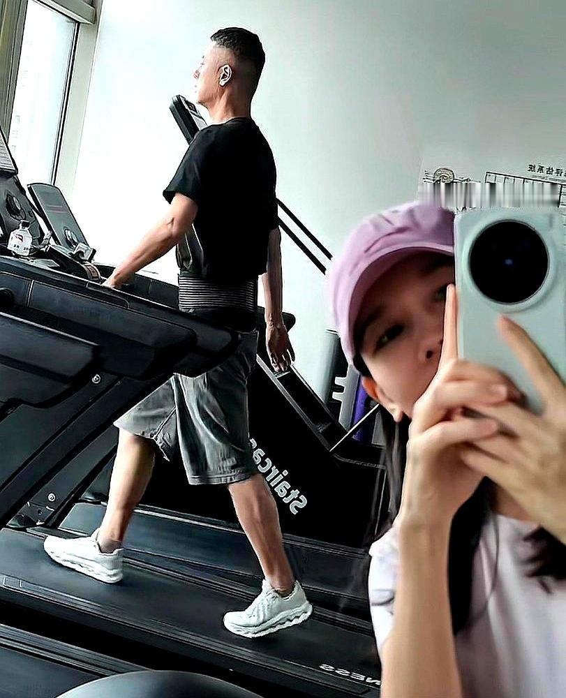 41岁怀二胎6个月，孙骁骁居然还在健身房死磕身材。

车接车送、寸步不离的是任重。2019年恋情曝光后，两人闷声过日子，直到大女儿三岁才被扒出。任重甚至立下死规矩：拍戏离家绝不能超过三天。

现在二胎B超刚官宣，身材管理就没停过，摆明了是冲着产后复出使劲。两口子已经在盘算接综艺分享带娃日常了。中年演