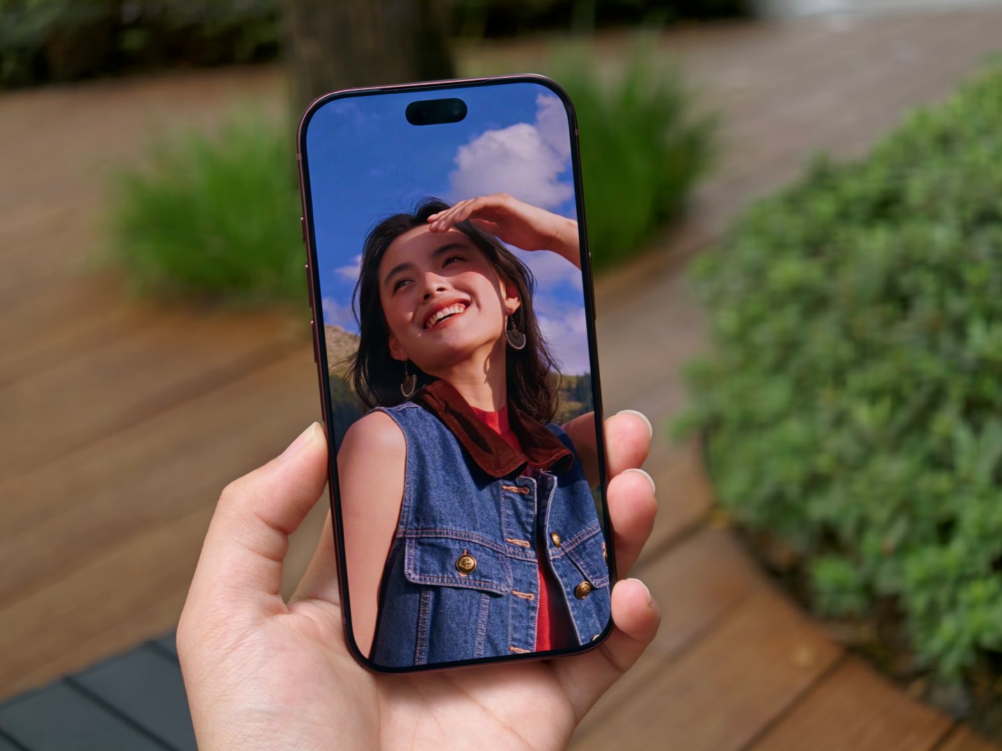 iPhone 18 Pro，这个红色和小灵动岛喜欢吗[笑而不语] ​