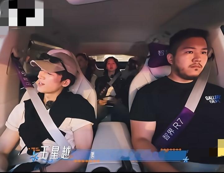 王星越说：我喜欢跟香港导演拍戏。吴君如：快哦。王星越：对，我喜欢，真的，早上7点进棚，晚上7点下棚。

吴君如：我们的目标是早15分钟收工，就早15分钟收工。王星越：对对对，晚上要回去吃饭的。吴君如：反正都有了，够剪了，不要做多两条。

香港导演的风格是不磨洋工，能快则快，就像吴君如说的一样，够用就