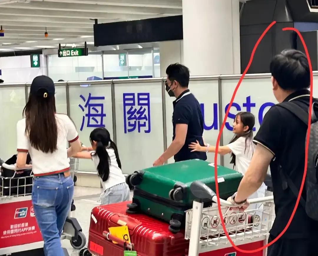 50岁的郭富城刚结束新加坡家庭旅行，回香港机场时全程空着手，让比他大2岁的岳父一个人推4个行李箱。

照片被路人拍到发上网。郭富城穿白T恤戴墨镜走在前面，岳父弓着背，双手推着摞得高高的行李车，车上的箱子几乎要晃倒。

2024年郭富城接受专访，说自己婚后所有时间优先给家庭，家里体力活从不让孩子老人动