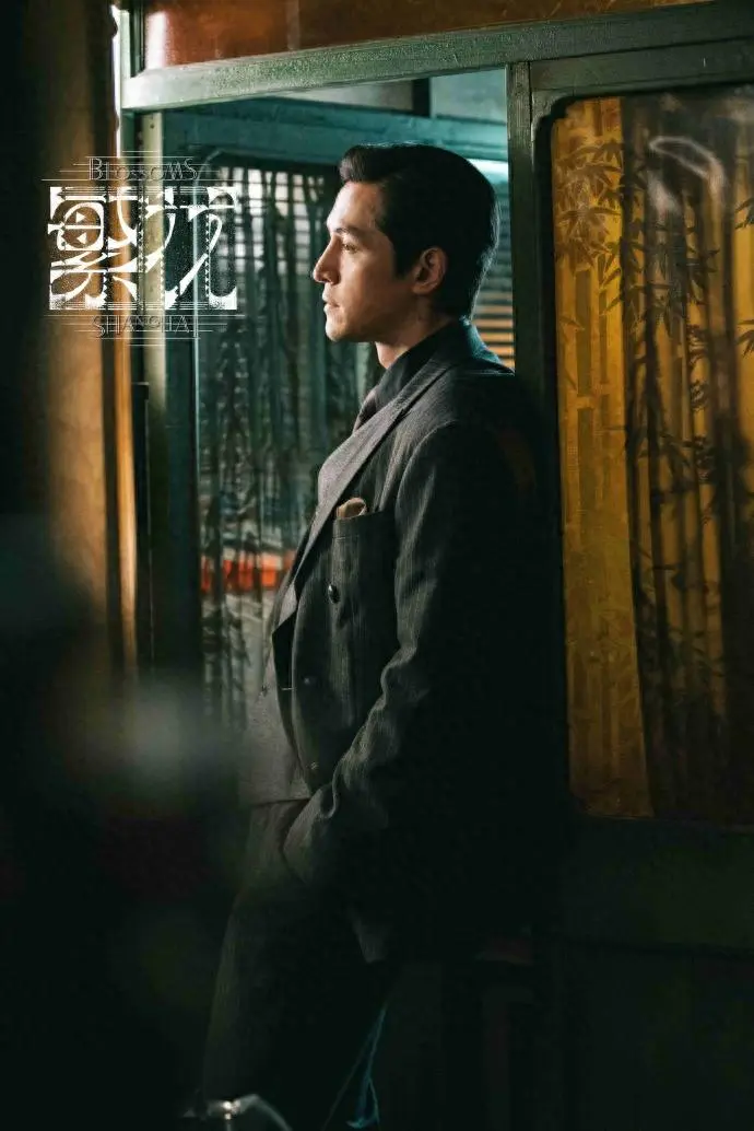 剧里，黄河路上人人喊他&34;宝总&34;：西装三件套，长包和平饭店，整条街都敬他三分。可翻开金宇澄的原著，胡歌演的这个人物，只占大约三分之一的篇幅。
两个名字，两种分量
书里&