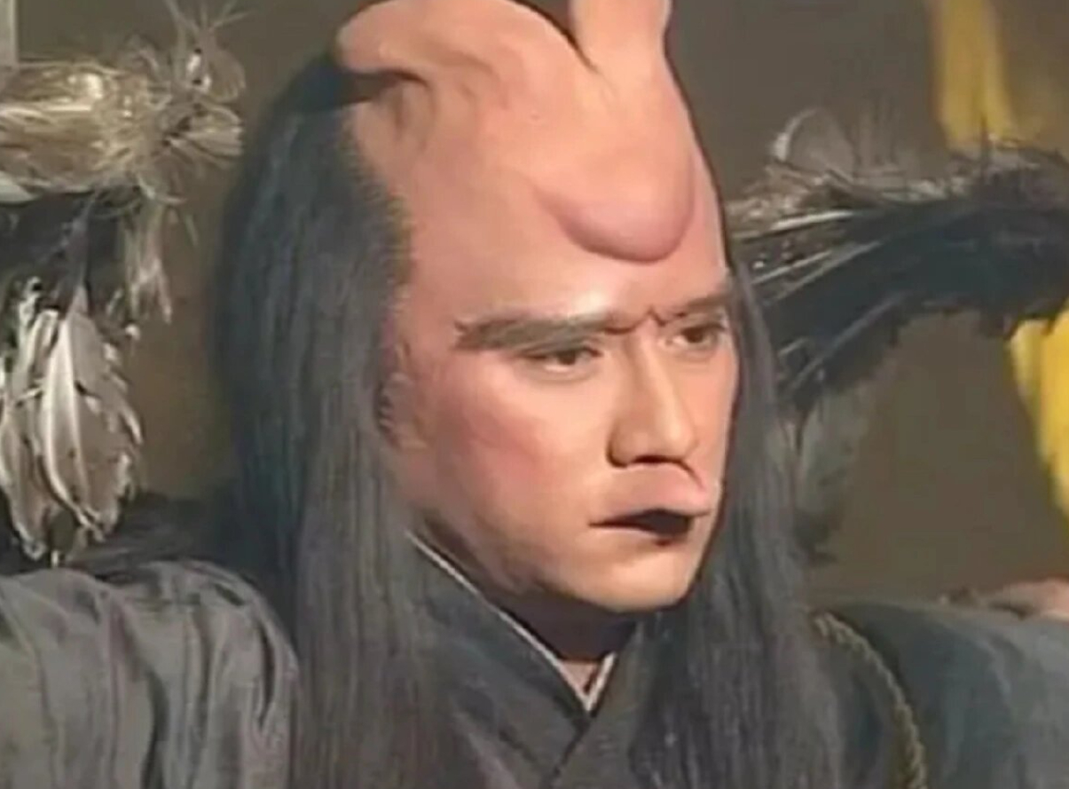 我认识一个人说话的时候就跟图1的人一样（图片是ai图），眉毛会从一字眉变成高挑眉，眼睛从正常的变成四白眼，带着凶狠，嘴皮子特别薄，一说话就会往前凸起特别长，像雷公嘴那种（如图2，但没那么夸张）。

他这个人只要一动嘴感觉整个脸的五官都在大变样，处处都透露着凶狠。

我是真的第一次看到一个 ​