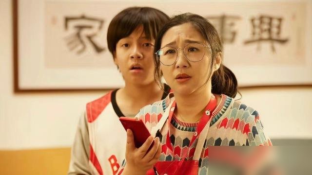 5000万砸下去，票房8万，观影人次116。傅首尔主演的《爸爸咪呀》扑得连水花都没有。隔壁草根动画《牛来》没明星没宣发，闷声拿了6400万。
首日票房2600块，电影院放一场电费都不够。投资人估计肠子都悔青了。综艺里金句再多，镜头一切，观众就是不买账。这脸打得，比她在《喜剧之王》里讲的段子还疼。
