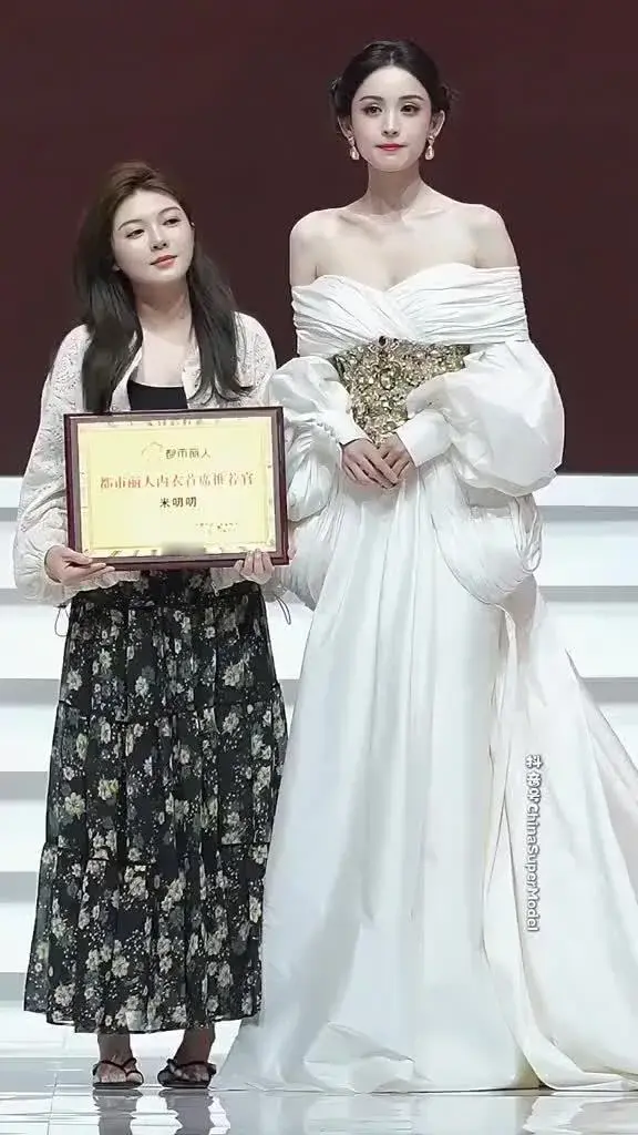 不得不说左边姐姐已经是现实里妥妥的美女天花板！五官精致气质在线，往那一...