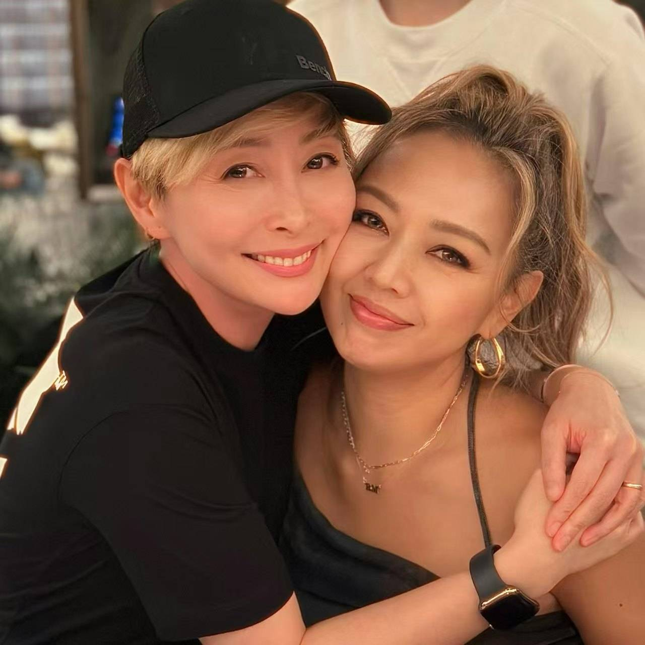 前 TVB 女星紧急入 ICU，闺蜜汤盈盈医院亲口报喜讯：好一些了，很快转出普通病房！

今年 49 岁的钟丽淇，淡出荧幕之后，一直是阳光开朗的瑜伽老师。此前在闺蜜的生日聚会上，网友就发现她身形暴瘦、面部状态异常，当时不少人已经隐隐担心。

谁都没料到，没过多久，她就被紧急送进重症监护室。消息传开，