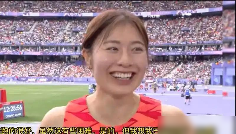 12秒99摘金，转头说自己差很多，这话也就吴艳妮敢说。
6月27日全国冠军赛，吴艳妮压线赢林雨薇0.01秒，俩人一起锁了名古屋亚运门票。听着是双保险，可账不能细算。日本那边中岛瞳已经飙到12秒60，福部真子12秒69，一茬一茬往里拱。我们这边，吴艳妮膝盖积液、筋膜炎、腰肌劳损，训练完无力感很强，自