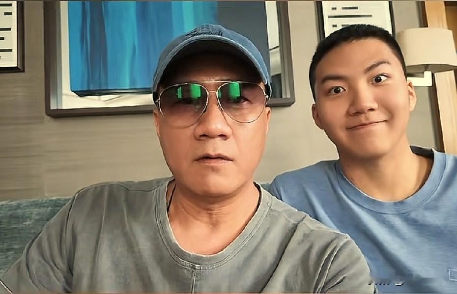 演员胡军带着妻儿远赴伦敦，到场观看女儿的演出。

一家四口温馨相聚，其乐融融，堪称幸福家庭的模板啊！

一家人个个颜值出众，简简单单的陪伴，便是岁月静好的幸福。