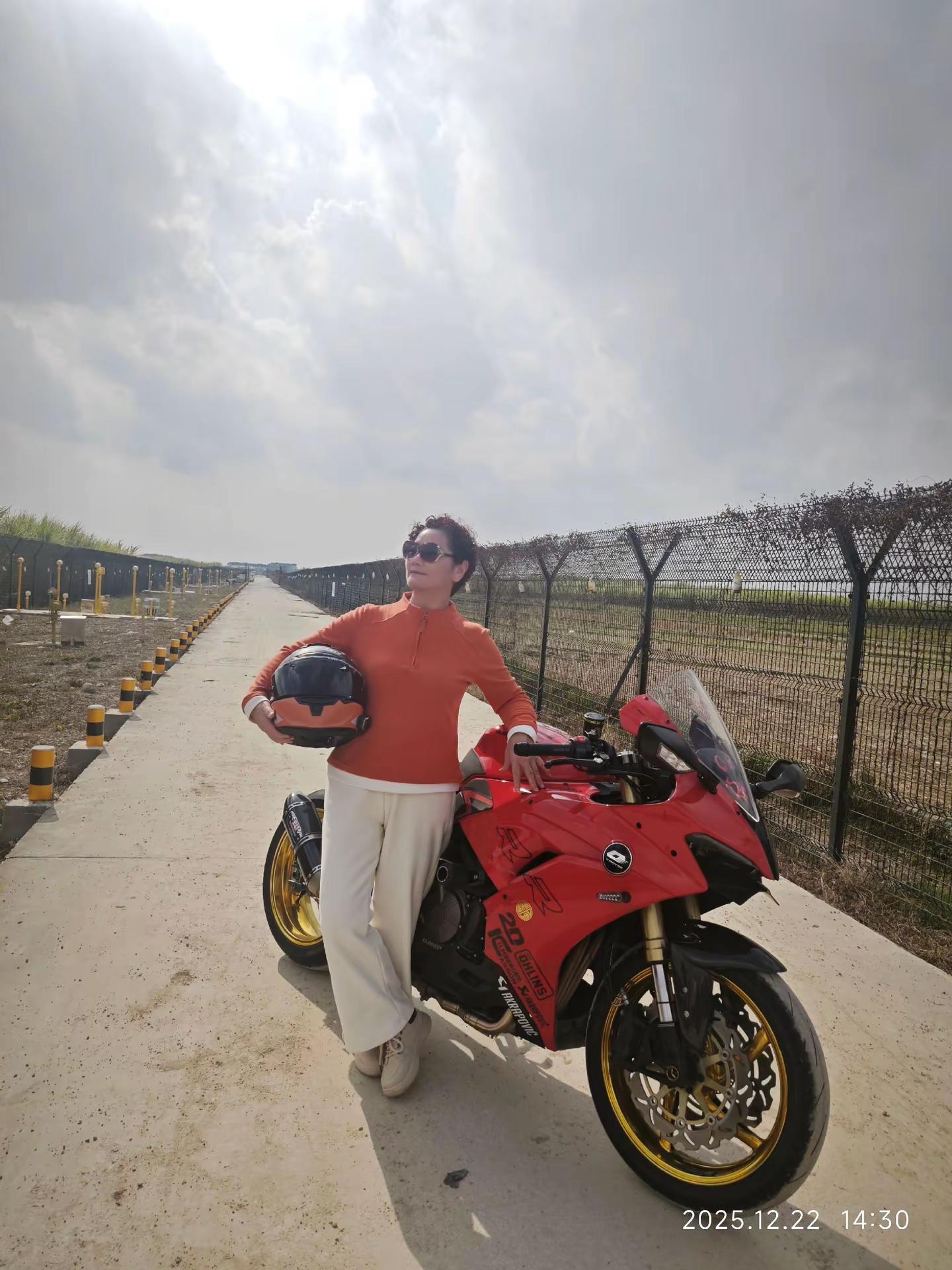 <p>骑帅不骑快 机车摄影 <!--{img:0}--><!--{im...