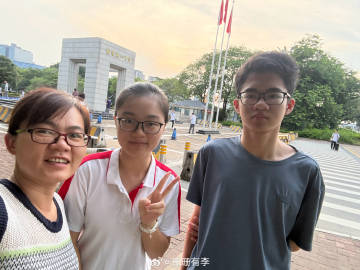 早上五点就起床了<br />送姐姐到学校集合<br />出发广州南站...