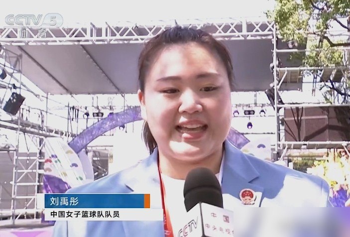 5分钟4犯，大宝贝刘禹彤这开局够呛啊。
9月19日亚运首战打泰国，她首发上去，没等手热，犯规先攒齐了，攻防两端肉眼可见跟不上点，像刚睡醒就被拽上场。
可你再往下看数据，全场打完12分5板2助攻，10投4中，罚球5中4。犯规停不住，得分也没耽误，愣是把效率掰回来了。
自己赛后也直说，还处在磨合状