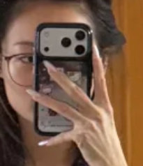 看在她手里的大小，用的应该是白色的iPhone 17 Pro。#iPhone[超话]# ​