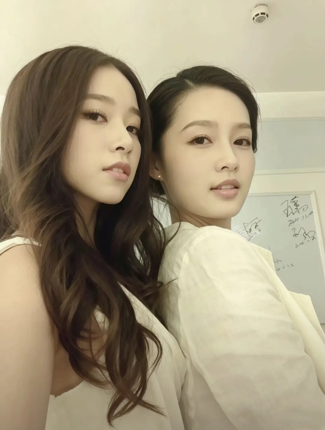 李沁阚清子璀璨人生的合照，怎么美成这样啊…看了下阚清子发的原图也好漂亮啊 ​