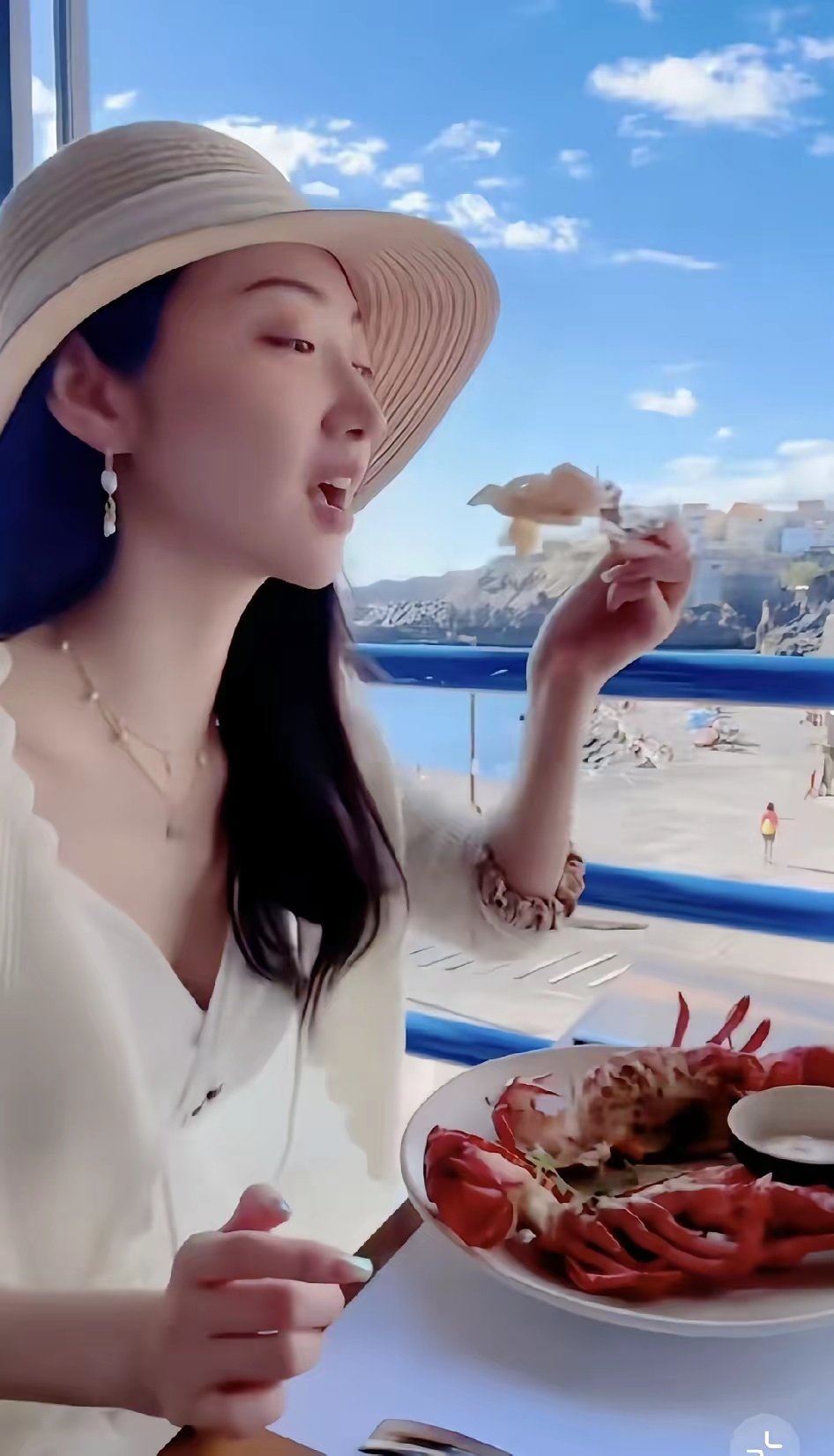 景甜海外度假，白裙佩草帽，一桌海鲜看得人眼花缭乱，真惬意呀 ​