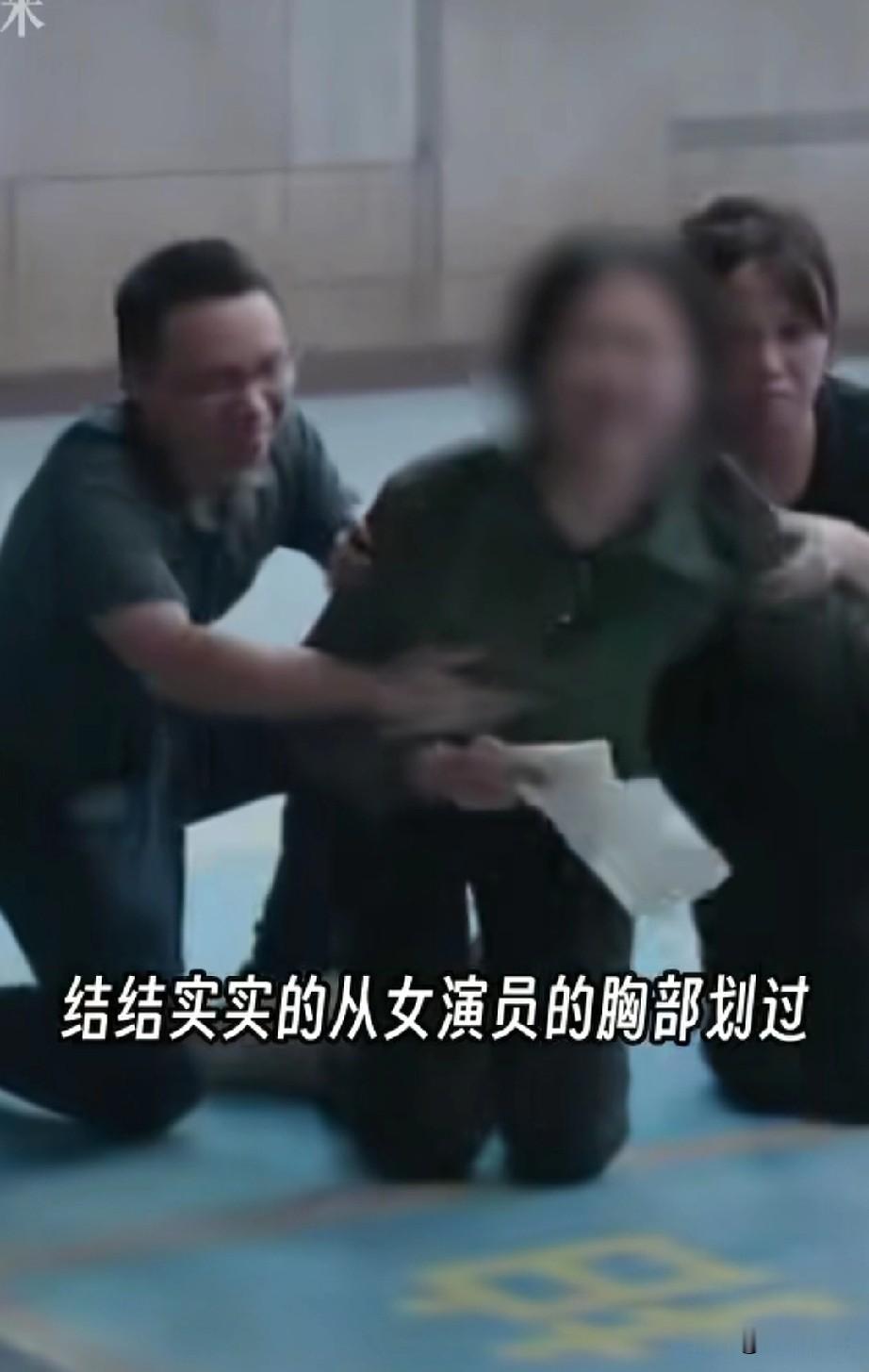 郭麒麟主演的新剧《此处通往繁星》火了，不过不是剧火了，而是其中一名男群演在拍摄过程中猥亵女演员而备受关注。
       此片段在网络猛烈发酵，片方得知后称将尽快下架正剧中该片段，并且将联系涉事两位演员核实现场真实情况。
       更令人气愤的是，此片段内容为女演员得知丈夫去世而痛哭流涕，正常剧