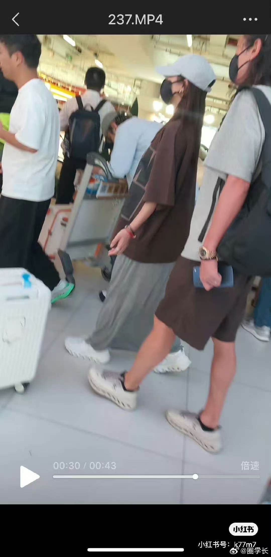 #曝张雅钦疑似怀孕#张雅琪严格来说算不上传统意义上的艺人，更多是综艺嘉宾、自媒体博主。所以不管怀没怀孕这件事，对她事业的影响好像都不大，不像专职演员爱豆那样会被这件事大幅左右资源。 ​
