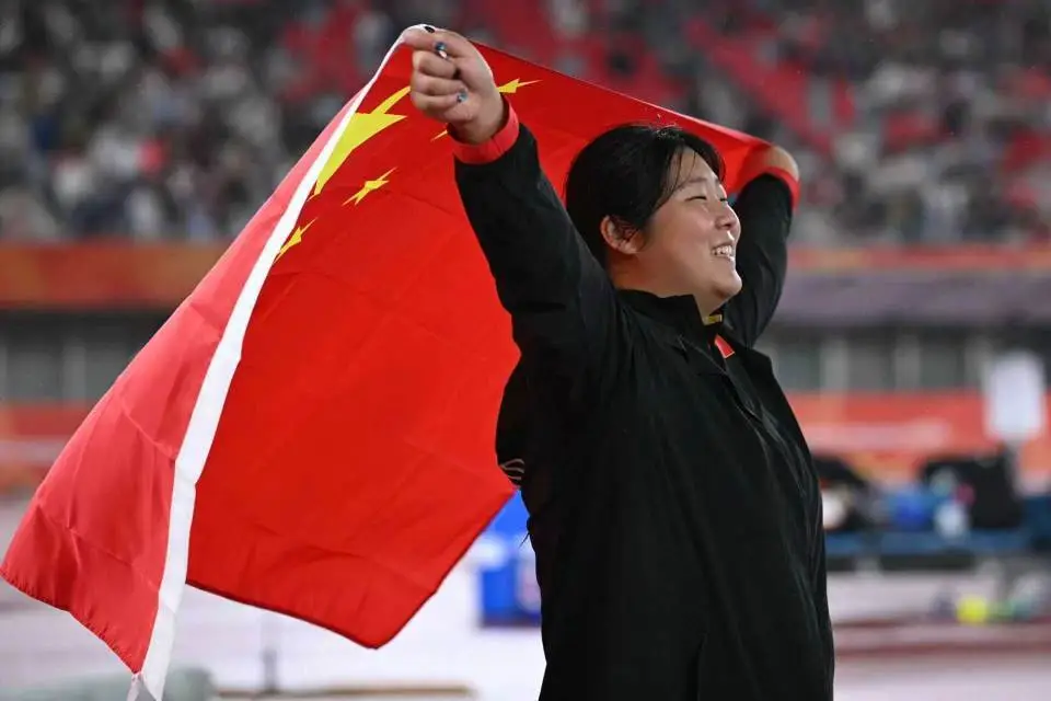 实力回应！北口榛花点评严子怡经验欠缺，小将一投破亚运纪录夺金
 
9月27日，名古屋亚运会女子标枪赛场，上演一场备受瞩目的中日巅峰对决。巴黎奥运会冠军日本名将北口榛花，赛前在采访中评价中国小将严子怡，认为她年纪轻，大赛实战经验不足，想要战胜自己，需要投出70米以上的高水平成绩。这番言论，也让本场决赛
